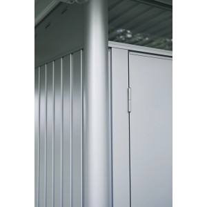 Nahaufnahme des quarzgrau-metallic Biohort Metall-Gerätehauses AvantGarde. Zeigt geriffelte Stahlblechwand, glatte Doppeltür mit Scharnier.