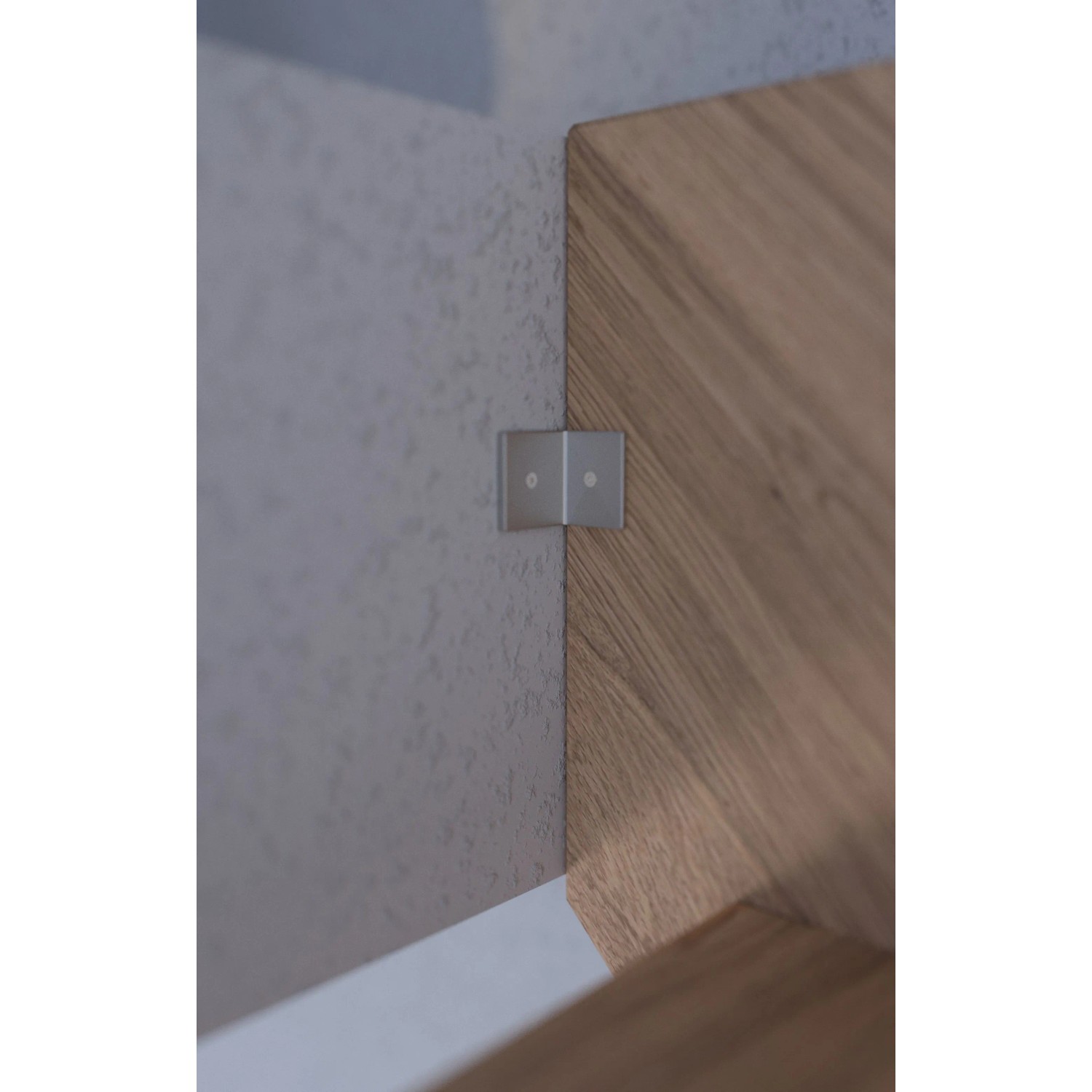 Detailaufnahme: Mykonos Treppe Eiche, gerade, mit Holz-Design Geländer (links).