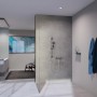Moderne Dusche mit Schütte Handbrause Vital Chrom und Handtüchern.