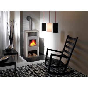 Wamsler Yuna Kaminofen mit Natursteinverkleidung in Grau, 6 kW, im Wohnraum mit Deko.