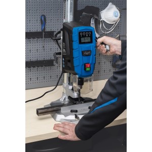 Scheppach DP55 Tischbohrmaschine in Aktion mit Digitalanzeige und Laser.
