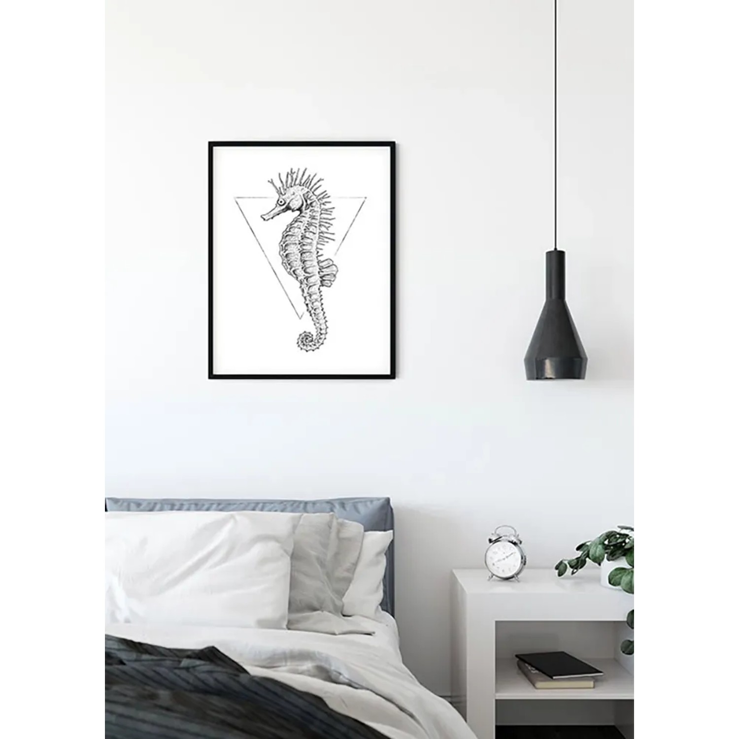 Komar Wandbild Sea Horse White, 40x50 cm, mit filigranem Seepferdchen-Motiv im schwarzen Rahmen.