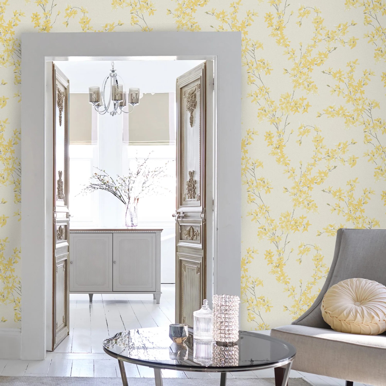 Laura Ashley Vliestapete Forsythia Sunshine mit gelbem Blütenmuster im Raum.