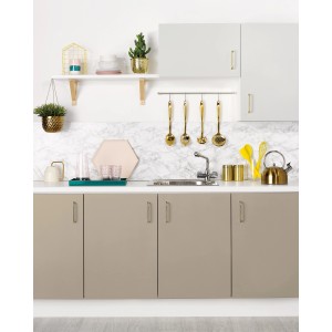 Küchenzeile mit Möbeln, gestrichen mit Rust-Oleum Kreidefarbe Jute matt.