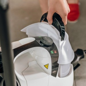 Kärcher Dampfreiniger SC 5 EasyFix Iron Plug mit geöffnetem Wassertank.