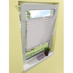 Verspanntes, taupefarbenes OBI Plissee Arona (120x130cm) am Fenster als Sonnen- und Sichtschutz.