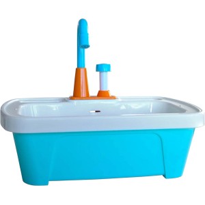 AXI Spielküchen-Spüle in Türkis/Weiß mit blauem Wasserhahn und orangefarbener Halterung.