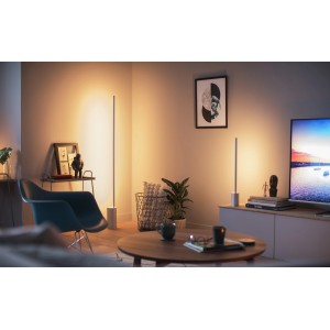 Weiße Philips Hue Gradient Signe Tischleuchte im Wohnraum, abgestimmtes Licht.