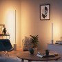 Weiße Philips Hue Gradient Signe Tischleuchte im Wohnraum, abgestimmtes Licht.