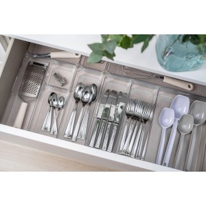Transparenter SmartStore Compact Sort 30x10 Organizer mit Besteck in einer Schublade.