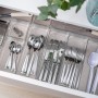 Transparenter SmartStore Compact Sort 30x10 Organizer mit Besteck in einer Schublade.