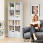 Weißes schmales HOMCOM Bücherregal aus Spanplatte mit offenen Fächern, Schublade und Schrank im Wohnzimmer.