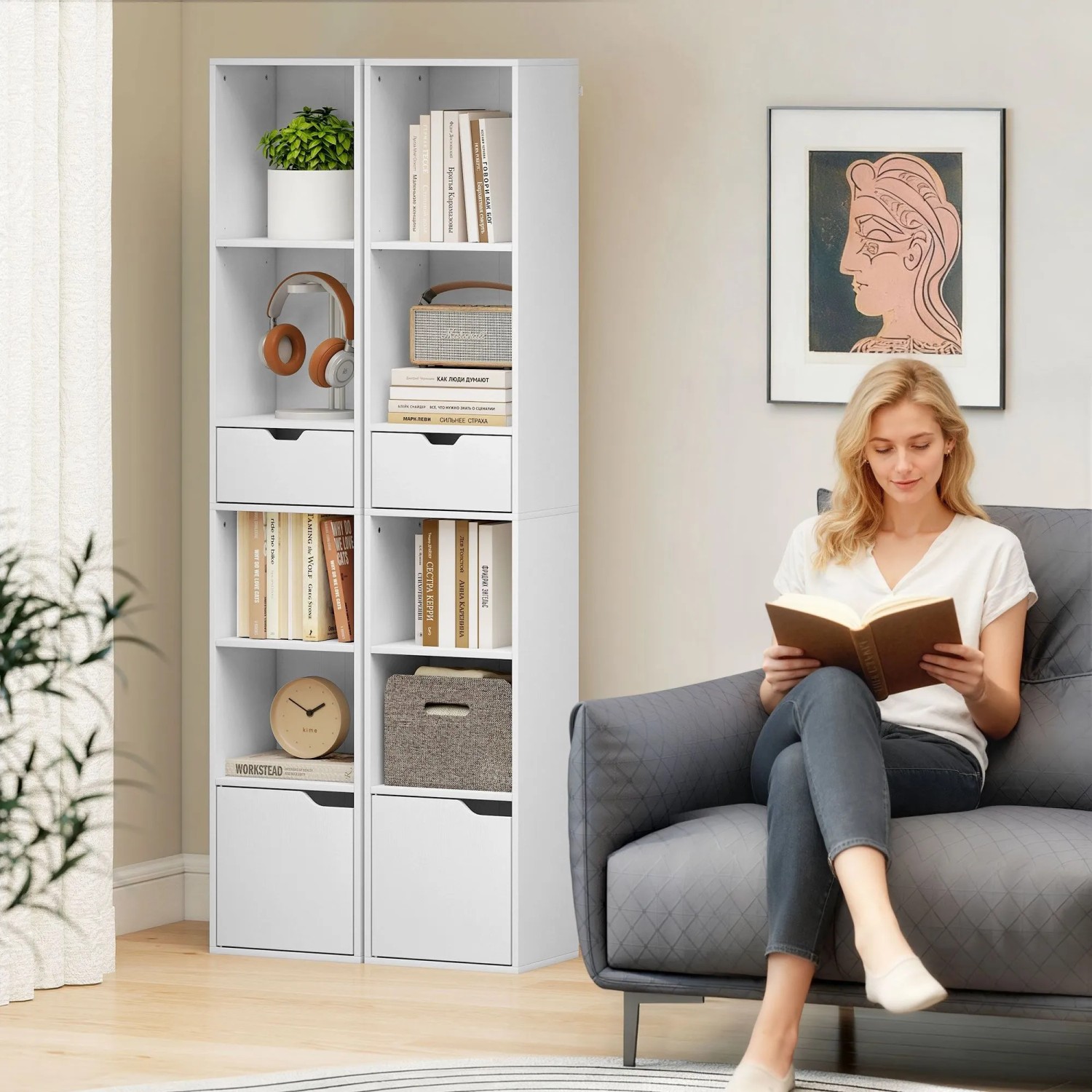 Weißes schmales HOMCOM Bücherregal aus Spanplatte mit offenen Fächern, Schublade und Schrank im Wohnzimmer.
