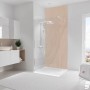 Beige Schulte Duschrückwand Softtouch DecoDesign mit Sandsteinoptik im Badezimmer.