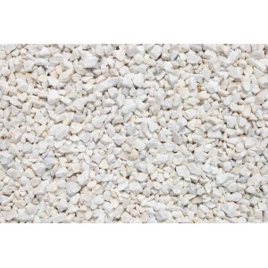 Nahaufnahme von matt-weißem Marmorsplitt (8-12 mm) als Zierkies.