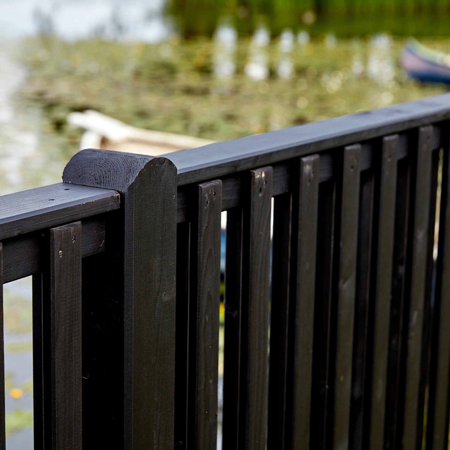 Schwarzer Sichtschutzzaun Nagano aus Nadelholz, 180x140 cm, Detailansicht.