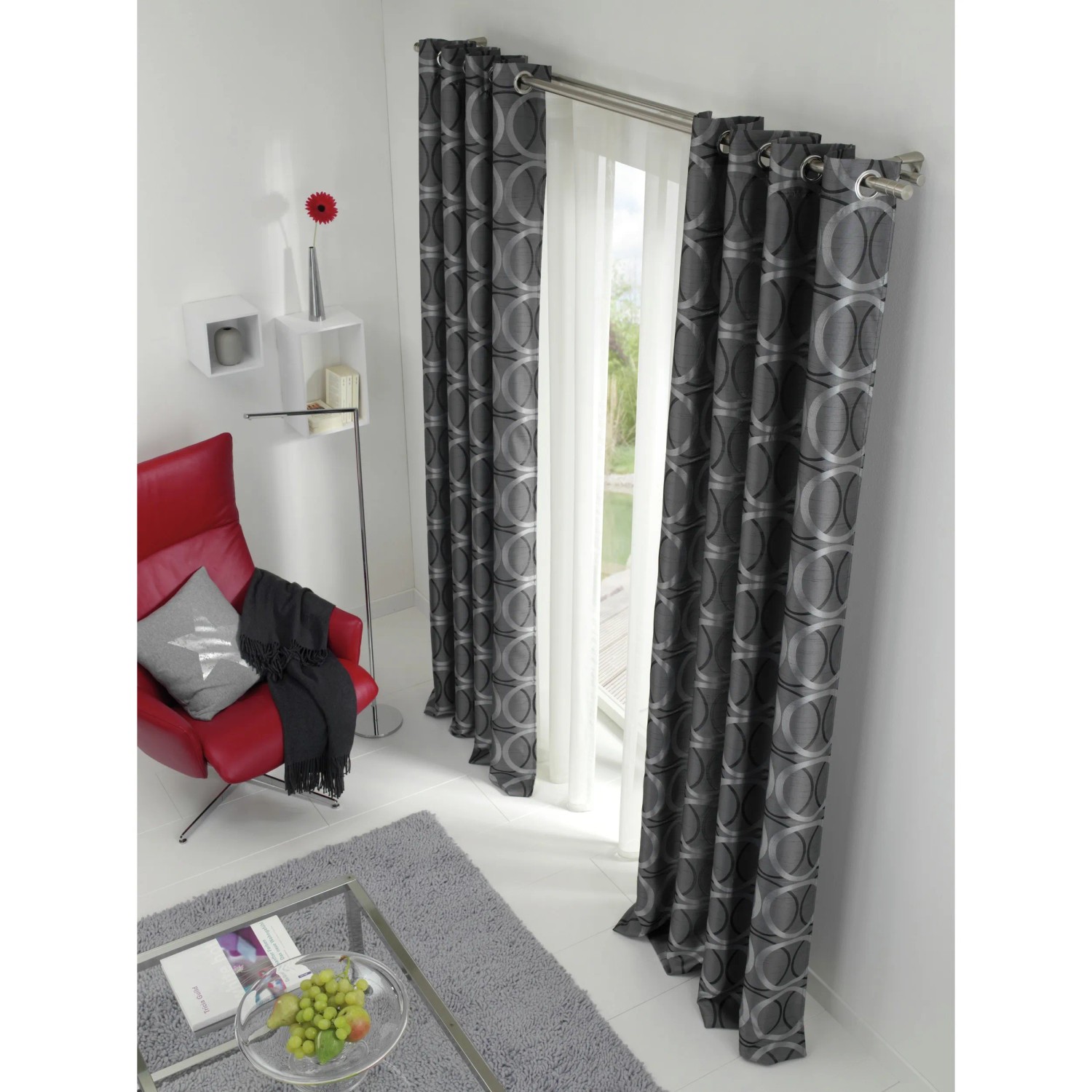 Gardinia Chicago Endstücke in Edelstahloptik an grauer Gardine mit Kreismuster.
