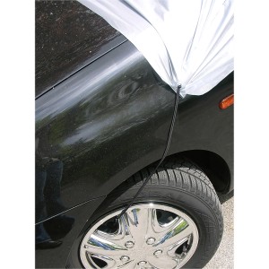 Eufab Halbgarage Gr. L in Silber am Auto befestigt, schützt vor Frost und Witterung.