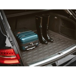 Anthrazit Kofferraummatte 85x90 cm aus robustem PE im Auto, mit Koffer und Stiefeln. Schützt den Kofferraum vor Schmutz.