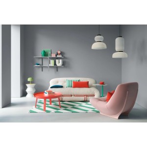 Modernes Wohnzimmer mit Wänden in Alpina Pantone Drizzle Grau. Sofa, Sessel und bunte Deko schaffen eine entspannte Atmosphäre.