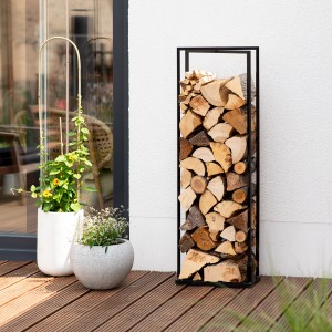 Schwarzes Westmann Kaminholzregal Xavier aus Stahl, gefüllt mit Holzscheiten.