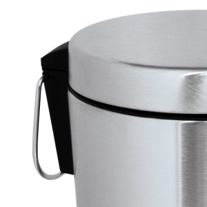 Detailaufnahme: MSV Kosmetikeimer Conic 5 l aus Edelstahl mit Fußpedal.