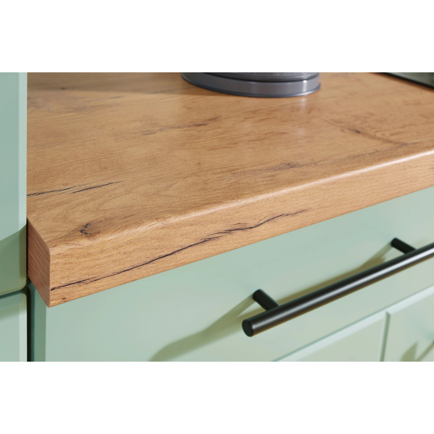 Detailaufnahme: Respekta Küchenzeile Anton Landhaus in Schilfgrün mit Arbeitsplatte in Wildeiche-Optik.