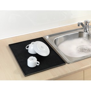 Schwarze Wenko Abtropfmatte Maxi (40x30 cm) neben einer Spüle mit Geschirr. Ideal als Geschirrablage.