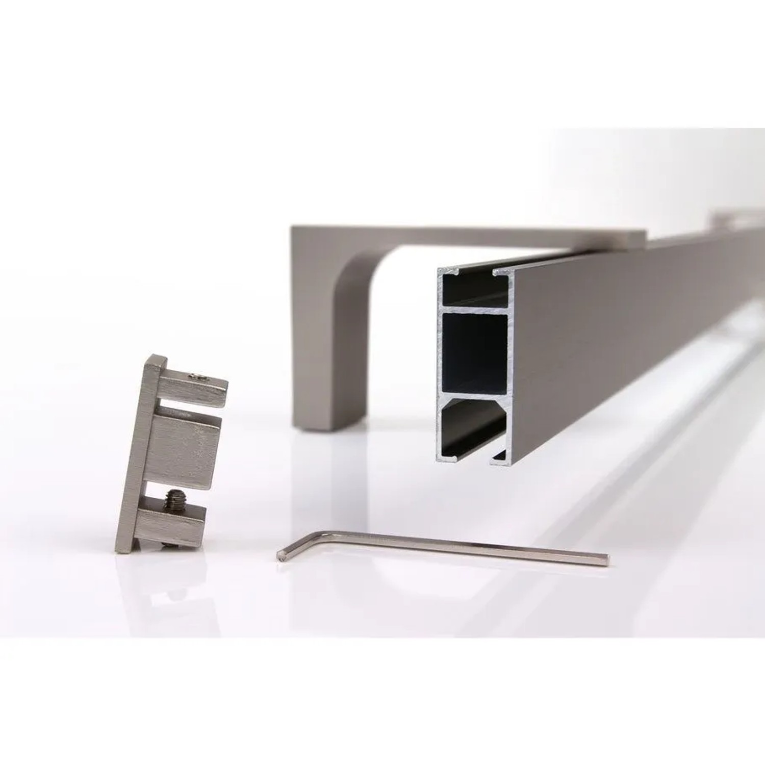 Gardinenschiene 1-lauf Loft Edelstahl-optik aus Aluminium mit Endkappe, Wandträger und Inbusschlüssel für Montage.
