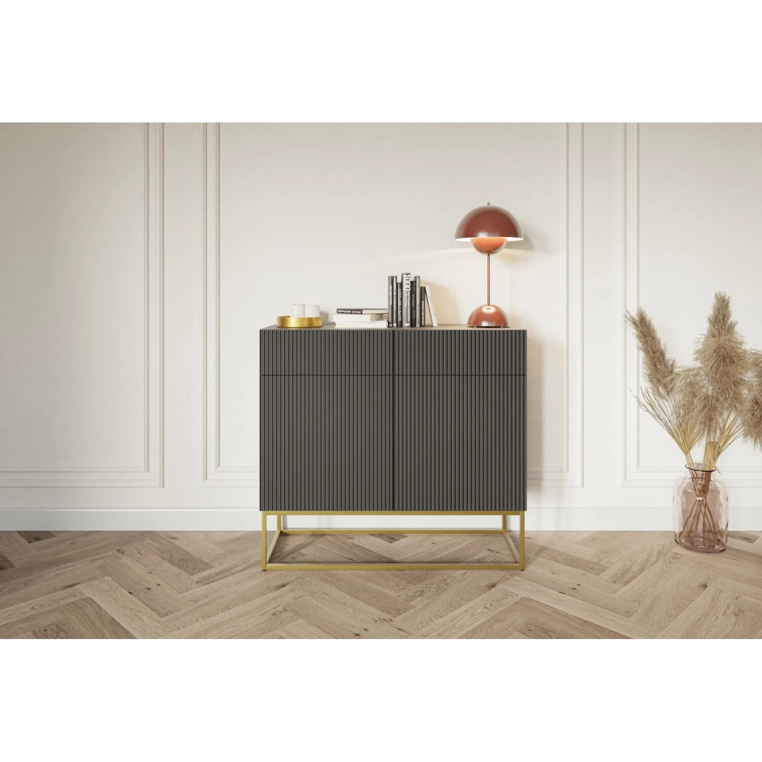 Selsey Sideboard Veldio schwarz, geriffelte Front, goldene Beine. Modernes Möbel mit Stauraum für Wohnzimmer.