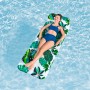 Frau entspannt auf Bestway Luftmatratze Blissfull Drifter mit Textilbezug im Pool.