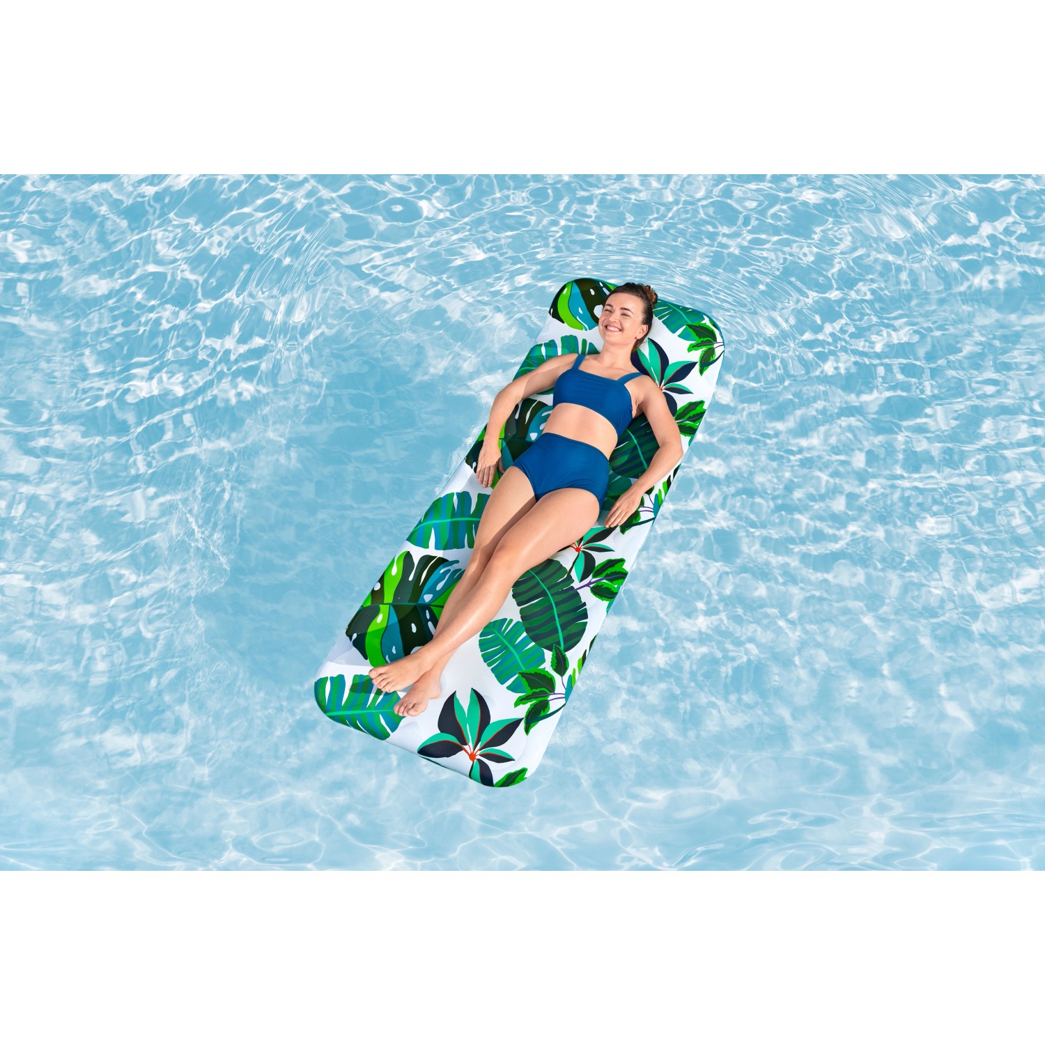 Frau entspannt auf Bestway Luftmatratze Blissfull Drifter mit Textilbezug im Pool.
