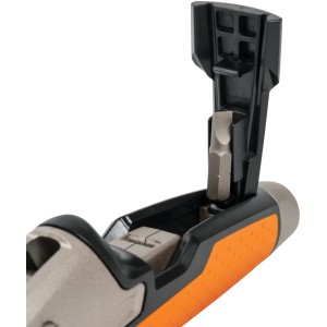 Fiskars Malermesser CarbonMax™ mit geöffnetem Fach für Schraubendreher-Einsatz.