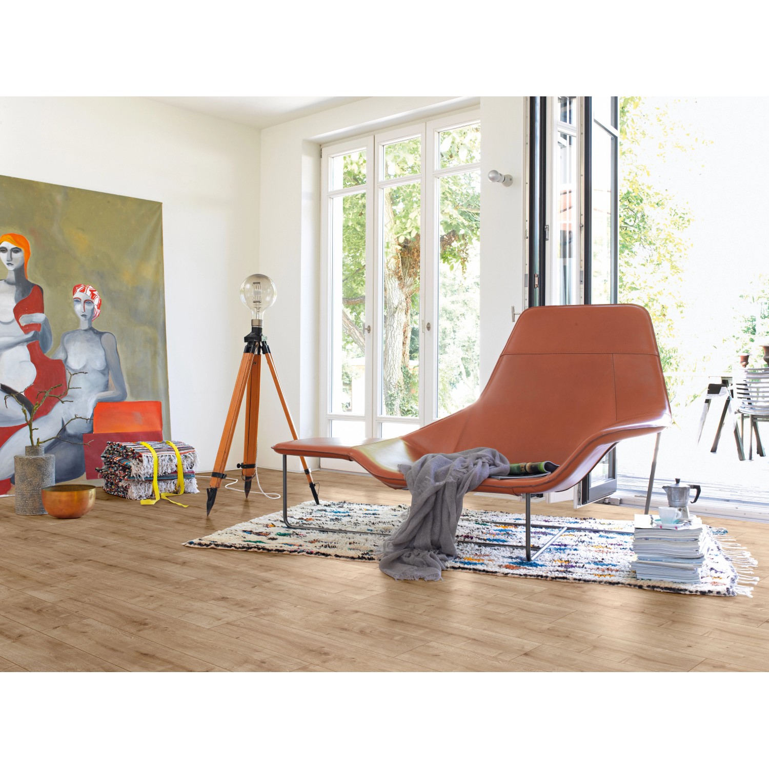 Wohnraum mit Parador Laminat Basic 400 Eiche Geschliffen, wasserfest und mit Landhausdielen Optik.