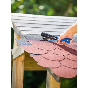 LUX Hammertacker Comfort im Einsatz beim Befestigen von Dachpappe.