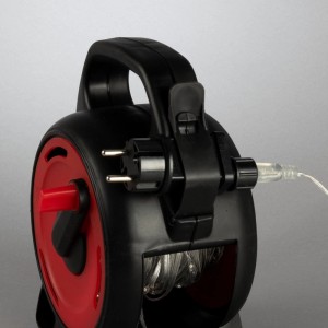 Schwarzer Kabelaufroller mit rotem Kern und Stecker, Konstsmide LED-Lichterkette für Außenbereich.