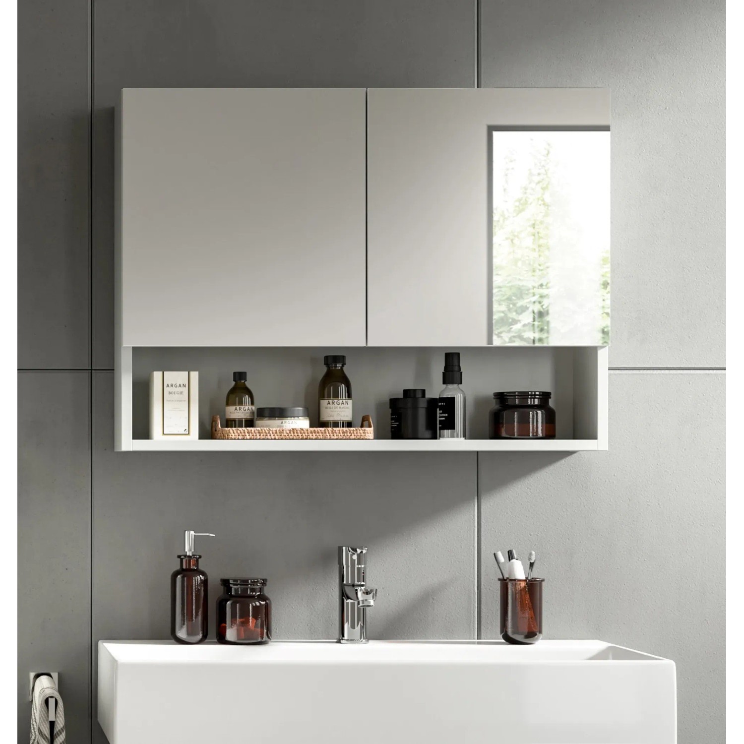 Heller, grauer Spiegelschrank (74x55x17cm) mit zwei Spiegeltüren und Ablage im Badezimmer.