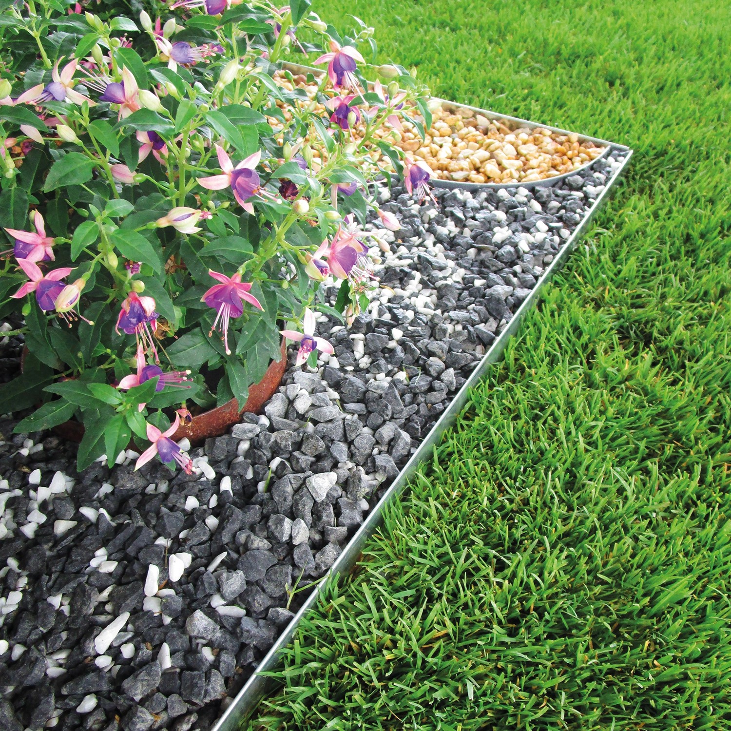 Bellissa Rasenkante aus verzinktem Metall, 118 cm, zur Abgrenzung von Rasenflächen und Beeten.