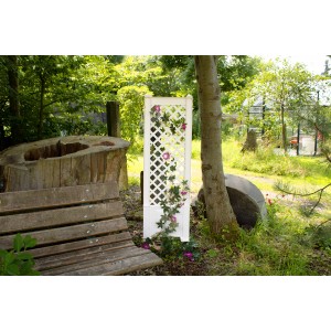 Weißes KHW Spalier mit Erdspieß (43 cm) als Rankhilfe im Garten, teilweise mit Kletterpflanzen bewachsen.