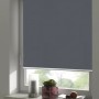 Graues Gardinia Easyfix Rollo Premium, 45x150 cm, verdunkelnd, am Fenster montiert.