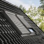 Dachfenster mit geschlossenem, elektrischem Rolladen ElektroModular CK04 Alu auf einem Dach.
