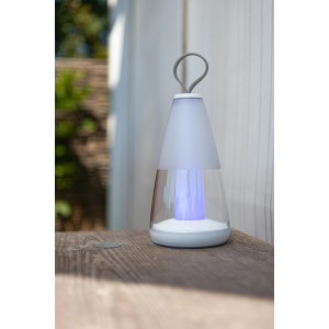 Smarte LED-Außentischleuchte Pepper mit RGB und Weißtönen, dimmbar, auf einem Holztisch.