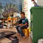 Kinderzimmer mit Komar Fototapete Vlies Stegosaurus (184x248cm) an der Wand.
