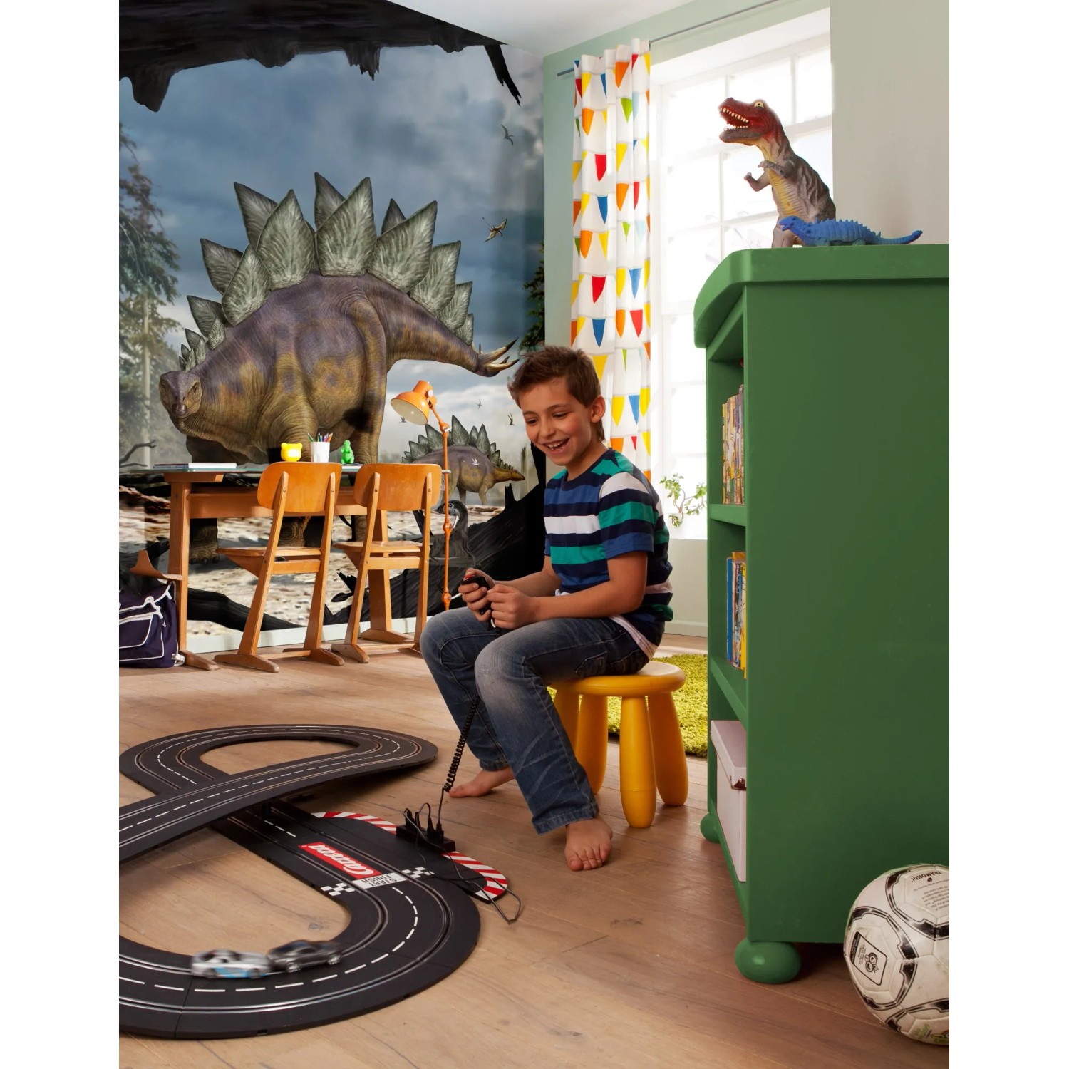 Kinderzimmer mit Komar Fototapete Vlies Stegosaurus (184x248cm) an der Wand.
