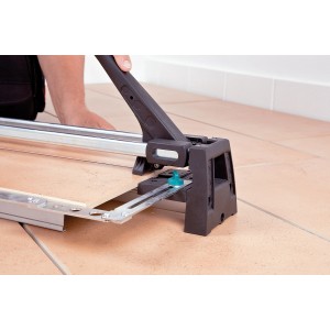 wolfcraft Fliesenschneider TC 600 in Anwendung, zum Schneiden von Fliesen bis 600 mm Länge.