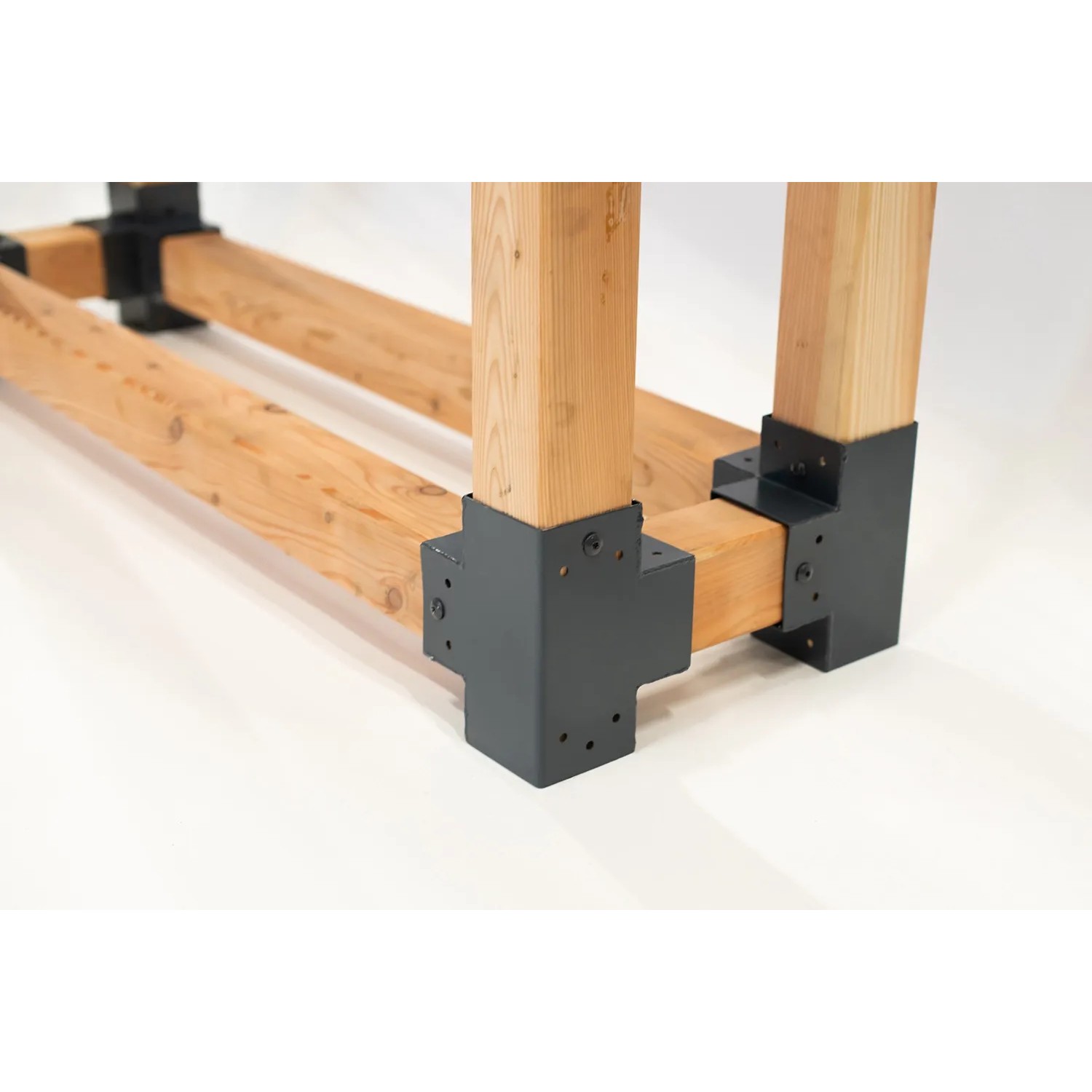Detailansicht des Westmann Kaminholzregals Michel XL aus Lärchenholz mit grauen Stahlverbindern.