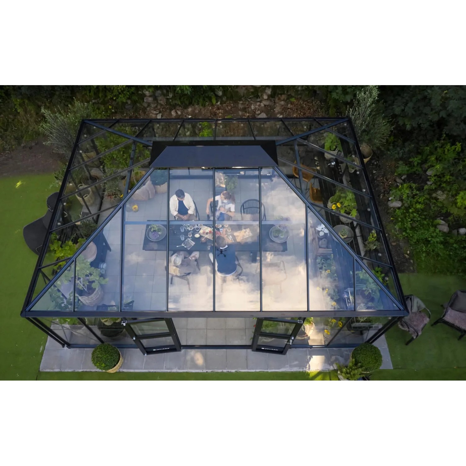 Juliana Gewächshaus Grand Oase 25 in Schwarz-Anthrazit, Vogelperspektive mit Personen im Inneren.