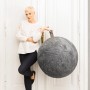 Sitting Ball Hocker Fluffy, mittelgrau, 150 l, mit Tragegriff und Frau an einer Tür lehnend.