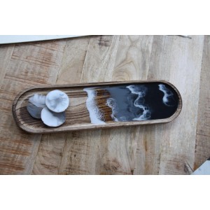 Holztablett mit Epoxidharz-Design (schwarz-weiß) und Untersetzern aus CreativEpoxy Resin 20.