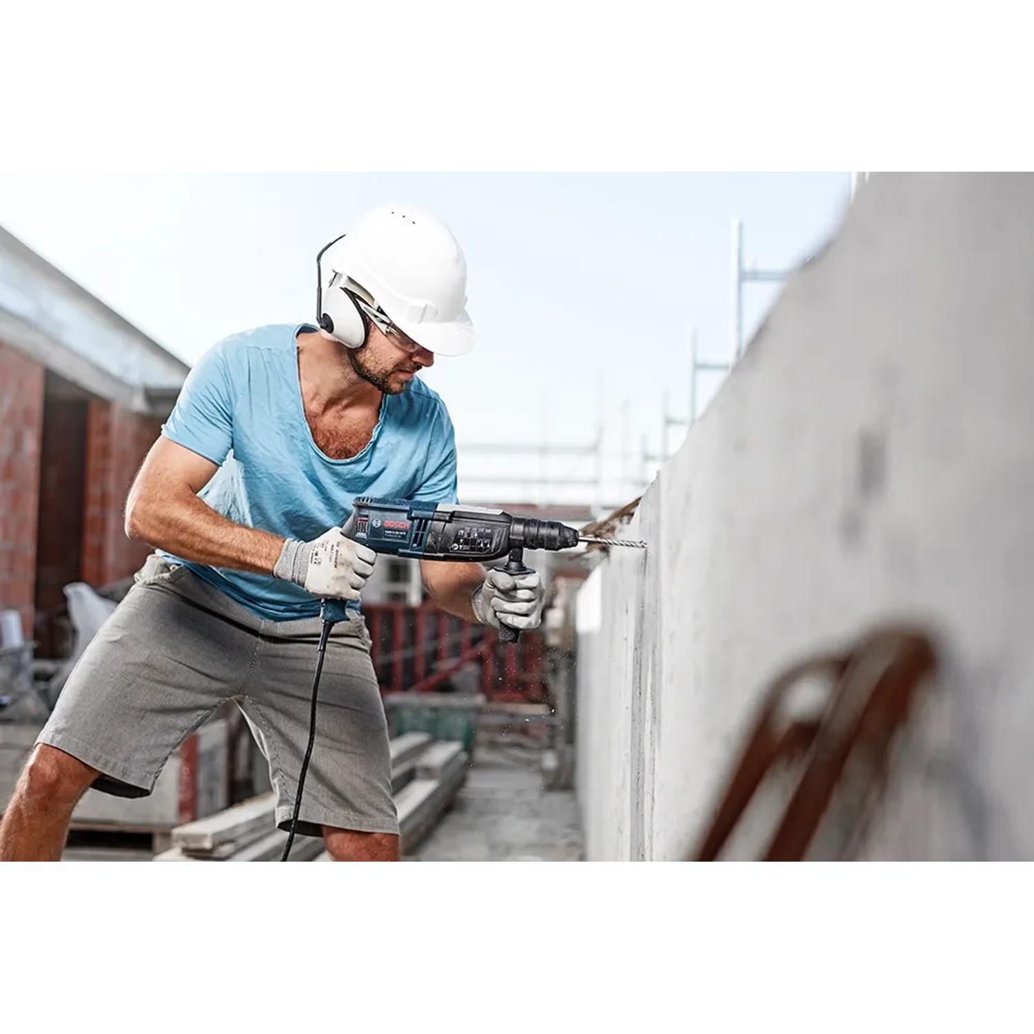 Mann bohrt mit Bosch Hammerbohrer SDS plus-3 (Ø 6 mm) ein Loch in eine Betonwand.